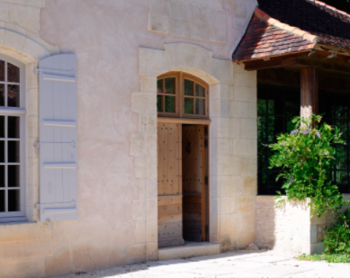 Un enduit de façade à la chaux apporte de la noblesse aux bâtiments anciens - doc. c.c.e.s.a.fr