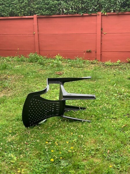 Un simple fauteuil de jardin en PVC renversé peut se transformer en redoutable projectile lors  d'un fort coup de vent. - cl. C.P.