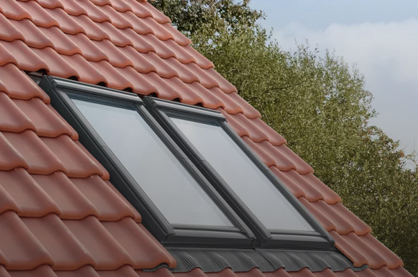 Les fenêtres de toit permettent l'aménagement des combles en pièce à vivre bien ventilée et bien éclairée - doc. VELUX