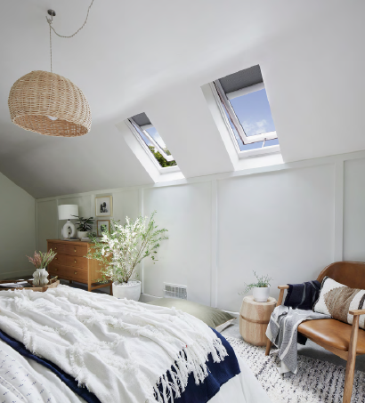 Des fenêtres de toit automatisées permettent une ventilation de la maison, même en position haute - doc. VELUX®