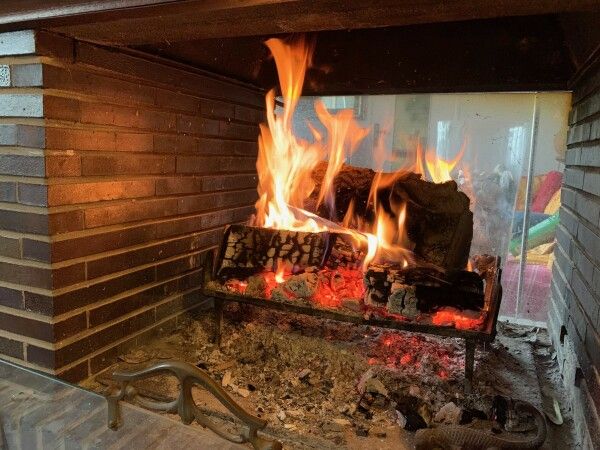 Le feu de bûches dans cette cheminée traversante a été allumé par le haut - cl. C.P.