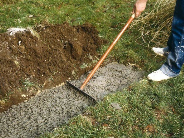 Remplissage et dressage du béton dans la tranchée - cl. C.P.