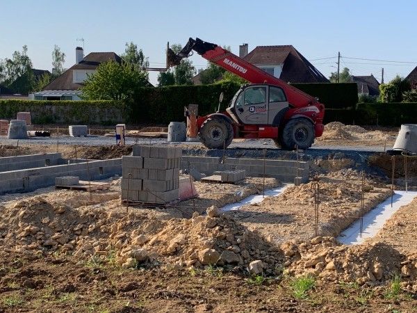 Les semelles de fondation en béton constituent la base des systèmes de construction les plus pratiqués aujourd'hui dans les lotissements. - cl. C.P.