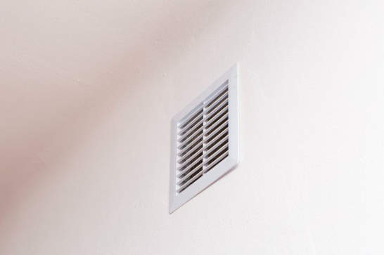 Une ventilation du logement peut s'obtenir par des ouvertures, avec grilles, perc&eacute;es dans les murs ext&eacute;rieurs - doc. Qualitel