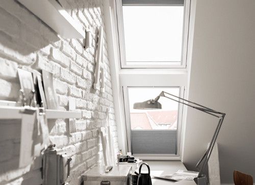 Les fenêtres de toit permettent d'installer facilement un bureau dans les combles et de créer un home office - doc. VELUX