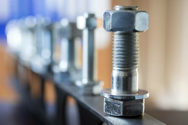 Vis autoforeuse et vis à tôle pour fixations industrielles