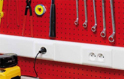 Une installation électrique rationnelle sous goulotte, chemin de câbles ou moulure est nécessaire dans l'atelier - doc. Legrand