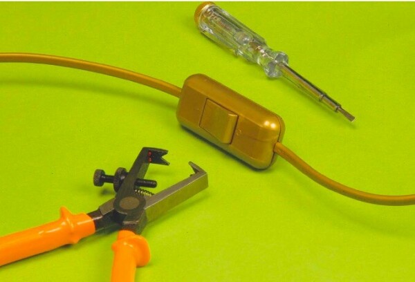 Outre des ciseaux d'électricien, un petit tournevis d'électricien et une pince à dénuder suffisent pour monter un interrupteur de fil souple - doc. coll. C.P.