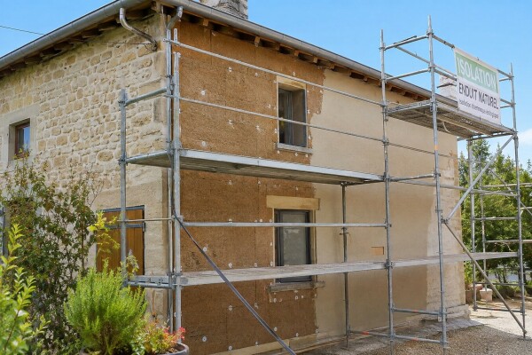 Un maison en pierre peut b&eacute;n&eacute;ficier d'une ITE (isolation thermique par l'ext&eacute;rieur) avec des produits biosourc&eacute;s - cl. N.C.