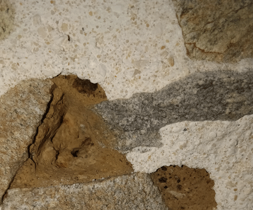 Il est difficile de faire tenir des joints apparents sur un mur monté avec un mortier d'argile