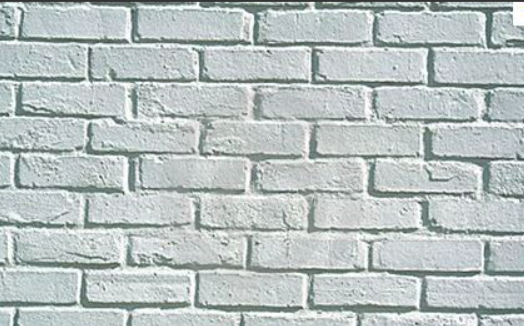 Le lait de chaux peut parfaitement couvrir un mur de briques rouges.