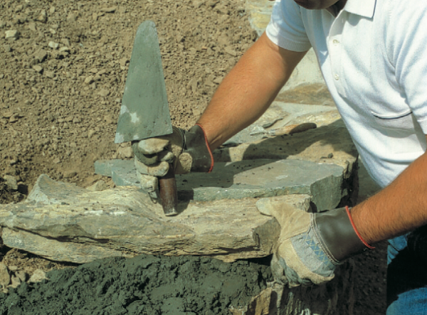 La maçonnerie est un domaine où d'importantes règles de sécurité sont à respecter, notamment le port de gants de sécurité - doc. coll. C.P.