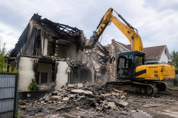 Une maison incendi&eacute;e doit souvent &ecirc;tre d&eacute;molie avant reconstruction - cl. N.C.