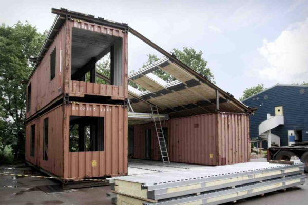 Les règles d'urbanisme et les contraintes d'assurances (décennale et dommage-ouvrage) s'appliquent également aux constructions en containers - doc. ma-maison-container.eu