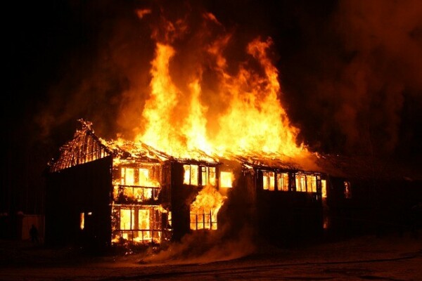 Après un incendie l'assurance doit prendre en charge l'indemnisation dans un délai raisonnable - doc. Pixabay