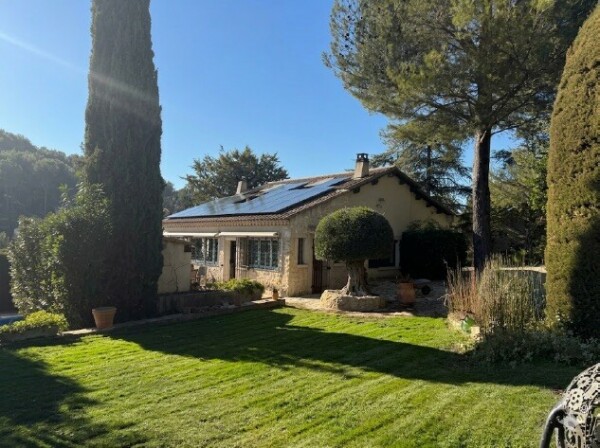 Alliance du solaire et de la pompe &agrave; chaleur : il est possible de rafra&icirc;chir son logement gr&acirc;ce &agrave; la lumi&egrave;re du soleil et de la PAC r&eacute;versible - doc. Ensol.
