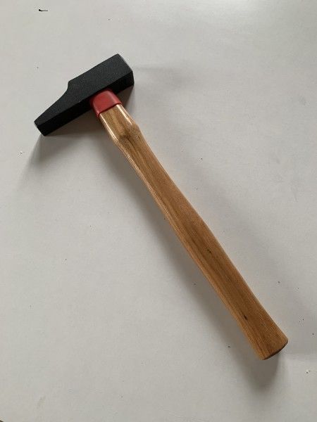 Le marteau rivoir, typique de la menuiserie en France, utile pour presque tous les clous