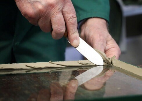 Le mastic vitrier s'applique avec une feuille de laurier - doc. Cut 360 - Amazon