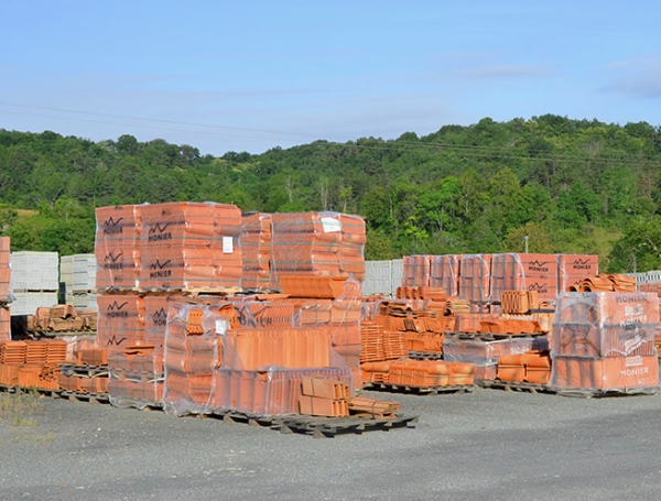 De nombreux dépôts de matériaux permettent de se procurer les produits de construction - cl. perigordbois
