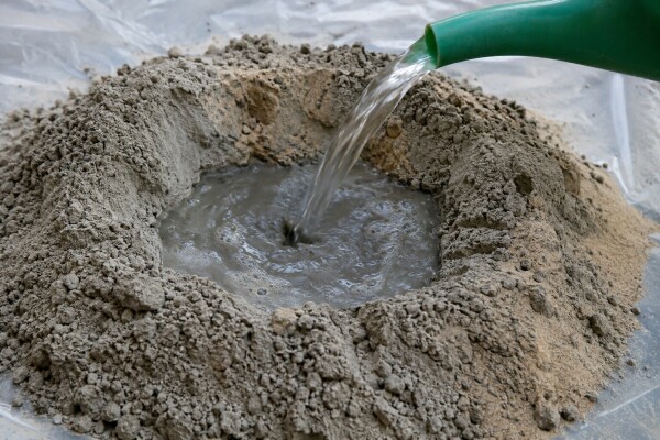 Une fois le m&eacute;lange ciment-sable effectu&eacute;, on peut apporter l'eau de g&acirc;chage - cl. N.C.
