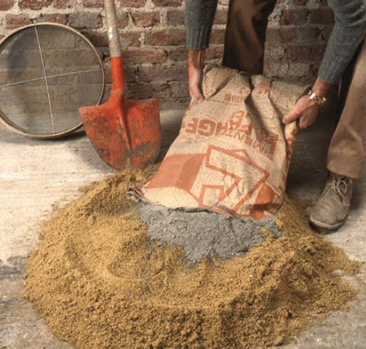 Le mortier peut se gâcher à l'aire (sur le sol) en mélangeant du sable et du ciment - coll. C.P.