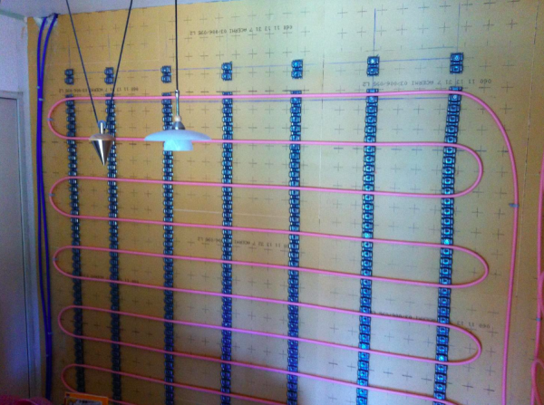 Un mur chauffant-rafraichissant hydraulique est parcouru par un réseau de canalisations - doc. Domotec