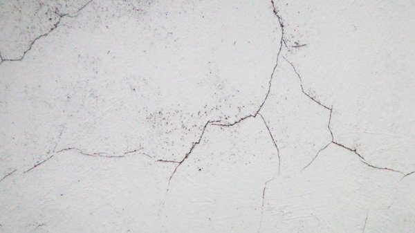 Fissures horizontales ou verticales sur un mur