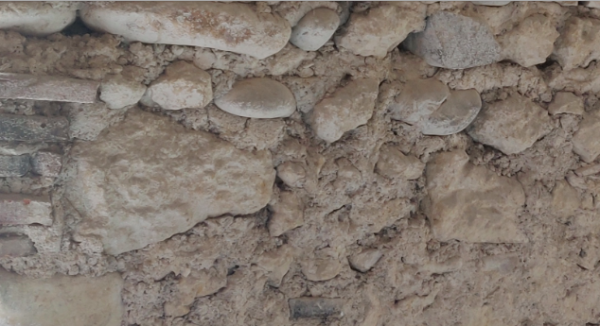 Les murs constitués de grosse pierres assemblées à l'argile sont propices aux remontées capilaires - doc. internaute