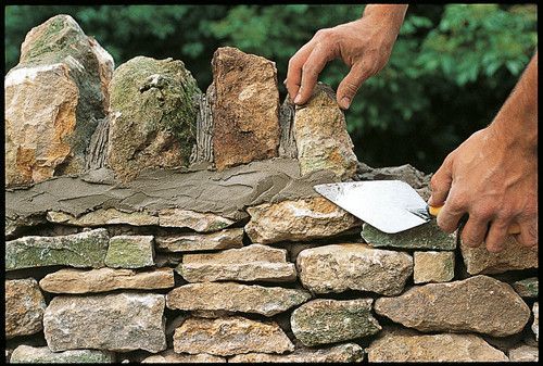 La construction d'un muret de pierres de pays demande du soin et de la méthode - doc. Coll. C.P.