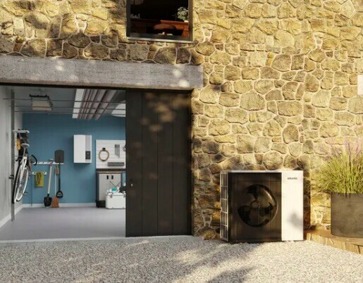 La pompe &agrave; chaleur air-eau : une bonne solution pour faire baisser la facture de chauffage - doc. Atlantic / Leroy Merlin