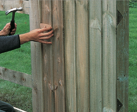 Une palissade en planches est une bonne alternative à une clôture en panneaux, beaucoup plus onéreuse - doc. coll. C.P.