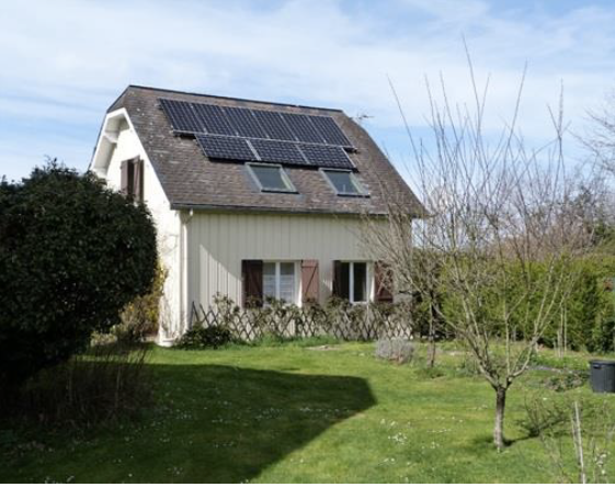 Des panneaux solaires en nombre suffisants peuvent participer à alimenter une voiture électrique. L'électricité stockée peut ensuite alimenter la maison - doc. Qualit'Enr