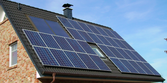 L'installation de panneaux photovoltaïques bénéficie d'aides publiques - doc. economie.gouv.fr