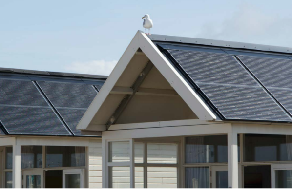 L’énergie solaire, produite au plus près du logement est toujours prioritaire par rapport à l’énergie du réseau, qui n’est soutirée qu’en cas de besoin. - doc. Oscaro Power.com