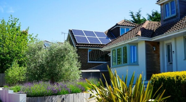 Panneaux solaires + batterie : quelle capacit&eacute; de stockage pour une famille de 4 personnes ?