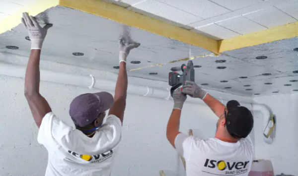 Isolation en sous-face  de plancher bas d'un sous-sol avec des panneaux de laine de verre &agrave; parement aluminium - doc. St-Gobain