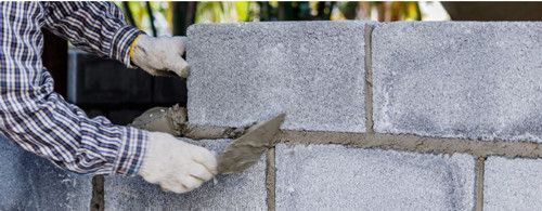 Les parpaings pleins permettent de réaliser des murs très solides - doc. Point P