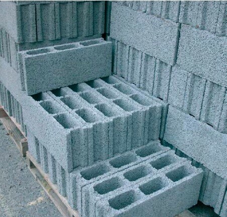 Les blocs béton creux sont proposés dans une grande diversité de formats et d’épaisseurs, celles-ci pouvant aller de 5 cm à 32,5 cm d’épaisseur. - doc. coll. C.P.