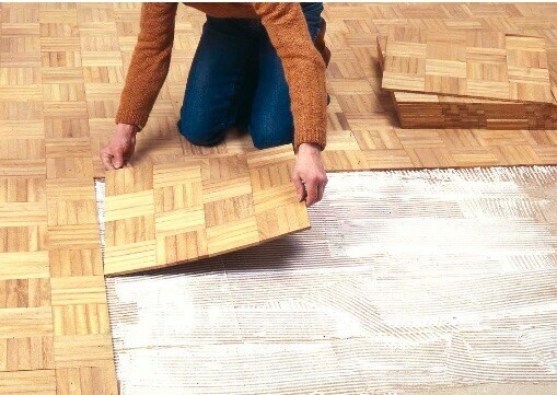 La pose, collée, du parquet mosaïque est très rapide - doc. Coll. C.P.