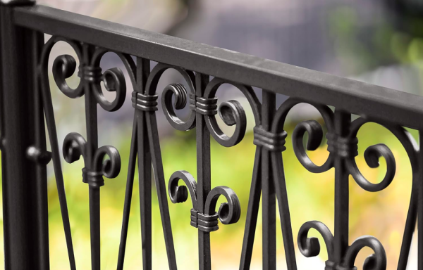 Une balustrade ou une grille en fer repeinte r&eacute;guli&egrave;rement dure tr&egrave;s longtemps - doc. Ripolin