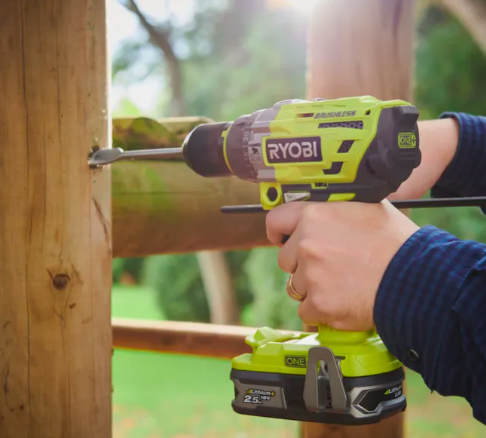 Une mèche plate (ici utilisé sur une perceuse à variateur) permet le perçage de trou de fort diamètre - doc. Ryobi