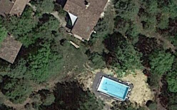 La détection d'une piscine peut facilement être réalisée à partir des vues satellitaires - doc. Google