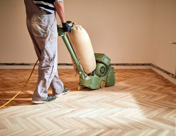 La location ou l'achat d'une ponceuse à parquet est indispensable pour mettre le bois à nu sans trop d'effort - doc. Kiloutou