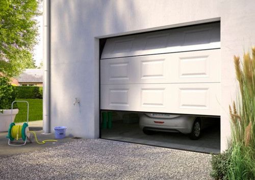 La porte de garage sectionnelle est idéale quand on dispose d'une hauteur sous plafond et d'un dégagement en longueur suffisants - doc. Castorama