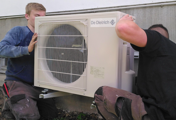 Pose de l'unit&eacute; et&eacute;rieure d'une pompe &agrave; chaleur - cl. C.P.