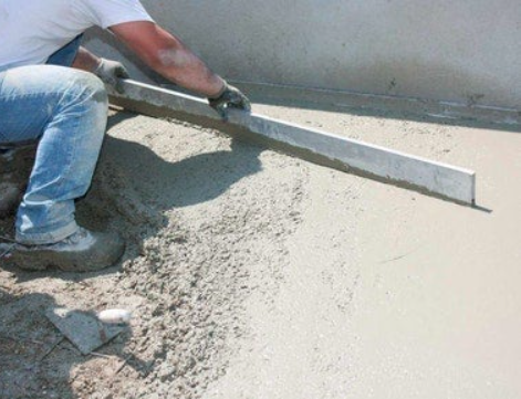 Réglage d'une dalle d'extérieur en béton - doc. Leroy Merlin