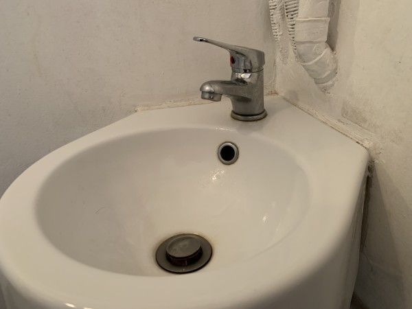 Lavabo, robinet mitigeur, bonde, canalisation PVC d'évacuation : six éléments d'une installation de plomberie domestique - cl. C.P.