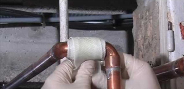Le ruban anti-fuite permet une réparation de fortune lors d'une fuite d'eau. Faîtes effectuer rapidement une réparation par un plombier - doc. Atmos