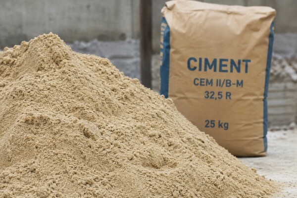 Le sable de rivi&egrave;re associ&eacute; &agrave; du ciment permet d'obtenir du mortier - cl. N.C.