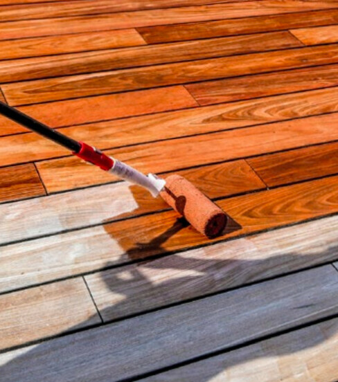 Un saturateur (ici Trextrol) permet de protéger le bois en profondeur et de lui redonner une belle couleur - doc; Owatrol /Durieu